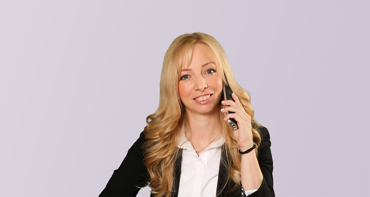 Richter Hoerberatung Winterthur Bassersdorf Illnau Team Eva Harbeith Telefon.png Mitarbeiterin Eva Harbeith am Telefon